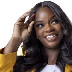 Femme noire poser une lace wig perruque