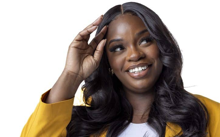 Femme noire poser une lace wig perruque