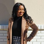 femme noire élégante portant des extensions