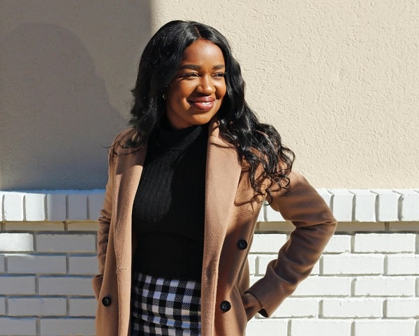 femme noire élégante portant des extensions