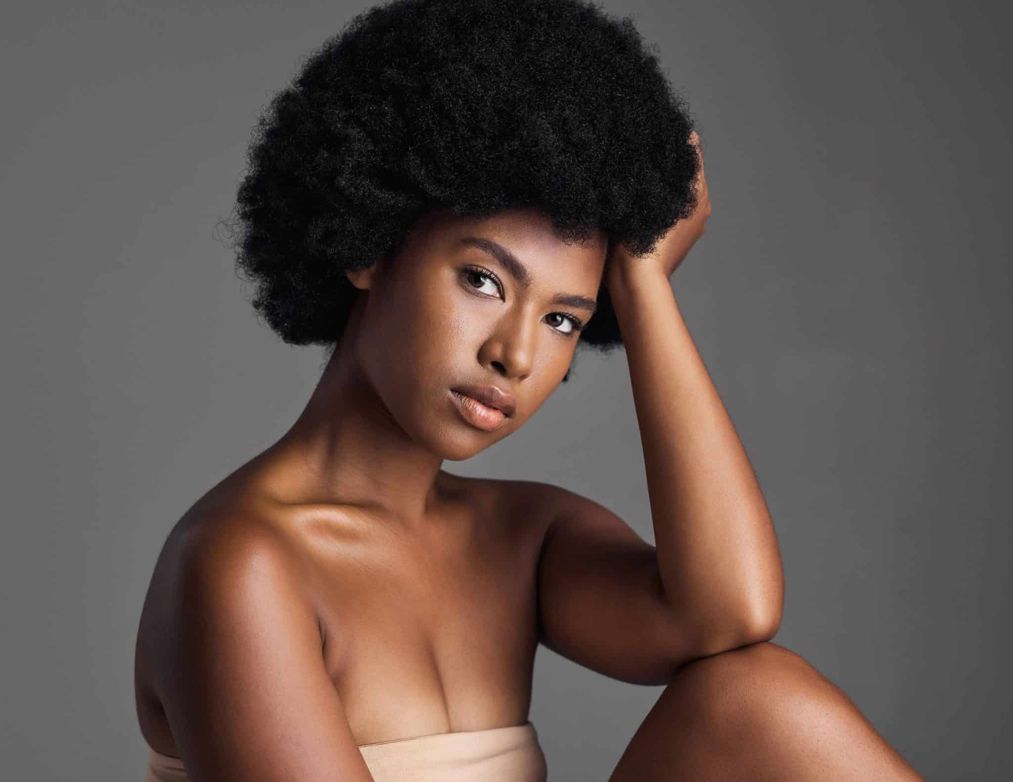 Femme cheveux crépus afro