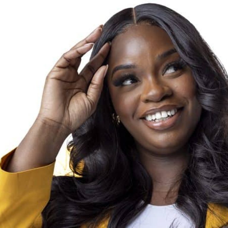 Femme noire poser une lace wig perruque